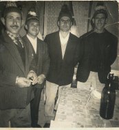 Foto ricordo di FRANCO Carmelo e soci (da sx, FRANCO Carmelo 1915, FRANCO Domenico 1923,  MALLAMACI Aurelio e VERDUCI Bruno), fatta a Forno di Moena (TN).